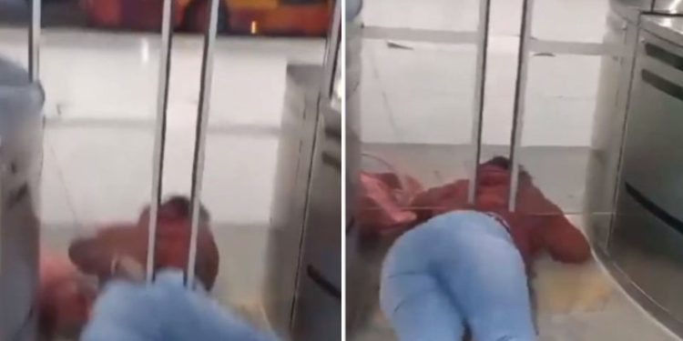 Uma mulher tentou passar por debaixo de uma catraca em uma estação de ônibus e acabou ficando presa. Vídeo: