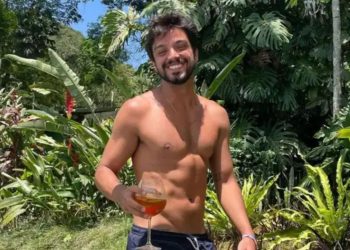 Rodrigo Simas diz que teve medo de se assumir bi