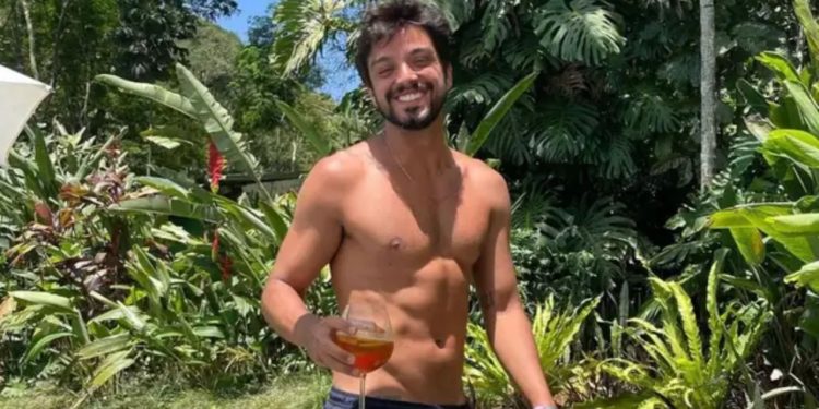 Rodrigo Simas diz que teve medo de se assumir bi