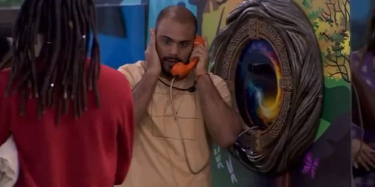 Marcus Vinícius atende o primeiro Big Fone e indica três pessoas ao paredão