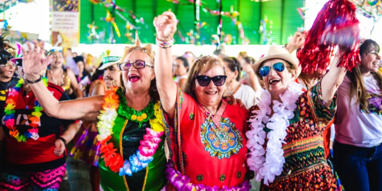 “Carnaidoso” agita carnaval da terceira idade em Manaus