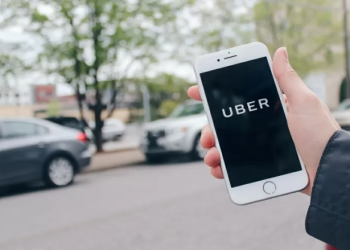 Posso ir de biquini e usar glitter? 5 regras para pedir Uber no Carnaval