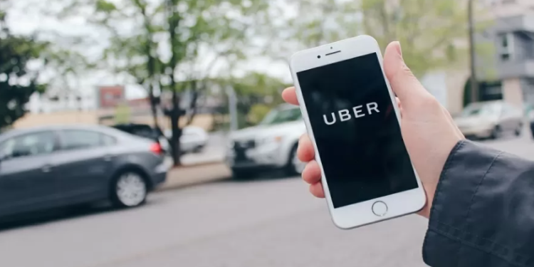 Posso ir de biquini e usar glitter? 5 regras para pedir Uber no Carnaval