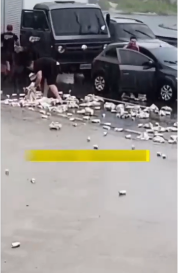 Cervejas que caíram de caminhão em avenida na Zona Leste acham seus ‘donos’
