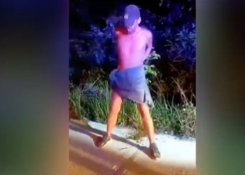 Detido, homem se ‘caga todo’ enquanto é algemado por policiais