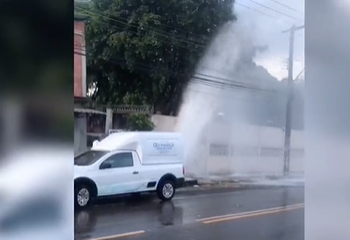 CHAFARIZ: Vazamento de água no bairro Cidade Nova compromete tráfico de veículos na via