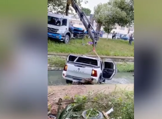 Picape cai em igarapé em Manaus