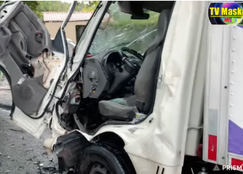 Motorista de caminhão fica preso nas ferragens em acidente