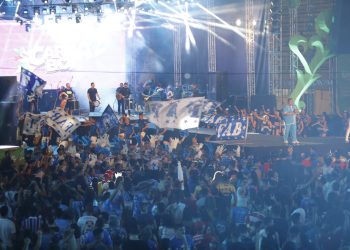 Segunda noite de carnaboi com itens oficiais de Caprichoso e Garantido