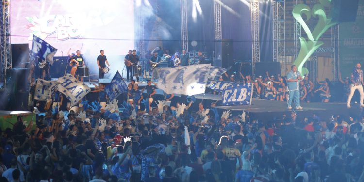 Segunda noite de carnaboi com itens oficiais de Caprichoso e Garantido