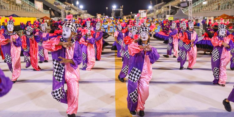 Apostando na diversidade de temas nos desfiles escolas de samba do acesso B arrebentam na avenida
