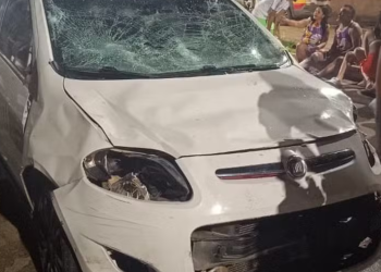 Um carro perdeu o controle e atropelou ao menos trinta pessoas durante o bloco de carnaval "Makako Loko. Vídeo:
