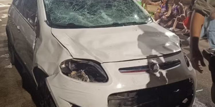 Um carro perdeu o controle e atropelou ao menos trinta pessoas durante o bloco de carnaval "Makako Loko. Vídeo: