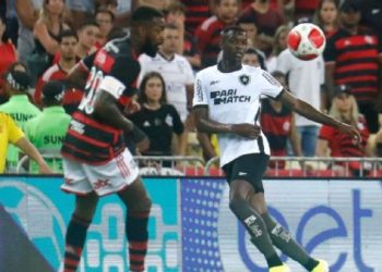 Flamengo vence Botafogo nos acréscimos e segue invicto no Carioca