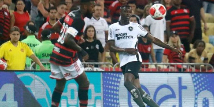 Flamengo vence Botafogo nos acréscimos e segue invicto no Carioca