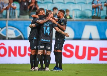 Grêmio vence Novo Hamburgo e segue líder do Gauchão