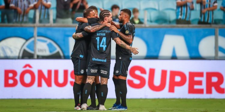 Grêmio vence Novo Hamburgo e segue líder do Gauchão