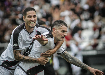Vasco vence Botafogo de virada
