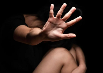 Uma mulher, de 40 anos, foi estuprada dentro da Delegacia Sede de Polícia em Guarujá, no litoral de São. Funcionária é