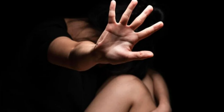 Uma mulher, de 40 anos, foi estuprada dentro da Delegacia Sede de Polícia em Guarujá, no litoral de São. Funcionária é