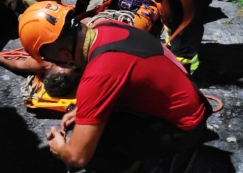 Bombeiros resgatam homem que caiu de barranco de 60 metros  no Jorge Teixeira