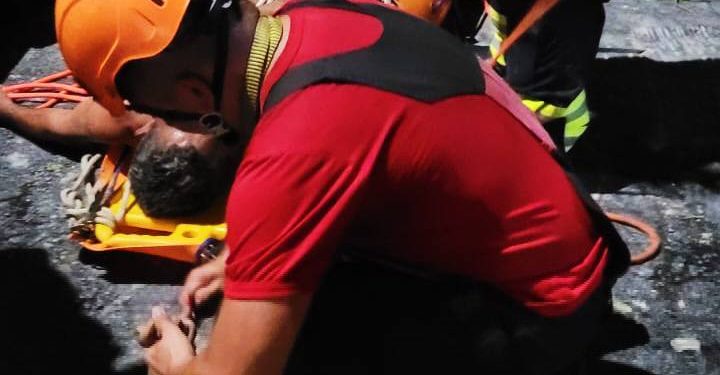 Bombeiros resgatam homem que caiu de barranco de 60 metros  no Jorge Teixeira