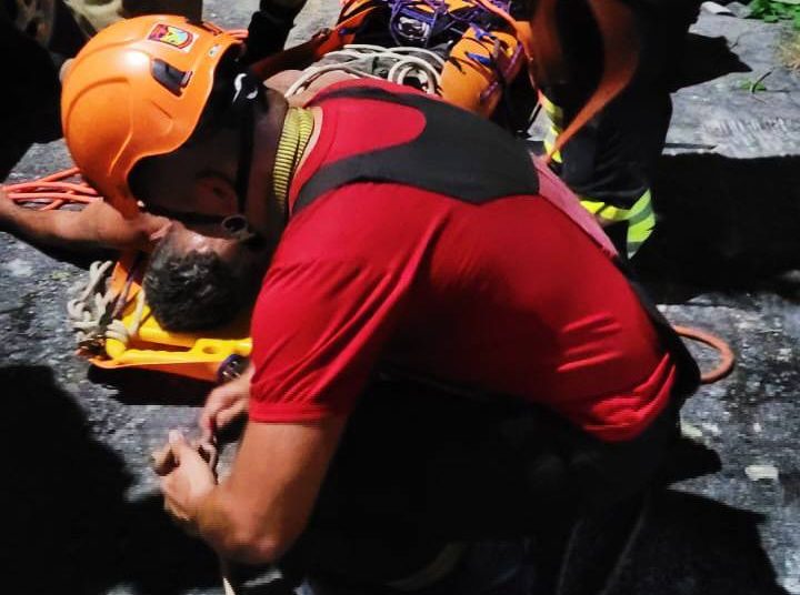 Bombeiros resgatam homem que caiu de barranco de 60 metros no Jorge Teixeira