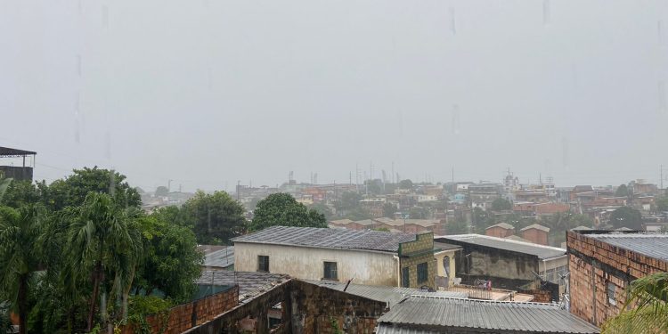 Manaus amanhece sob forte chuva nesta terça-feira de Carnaval