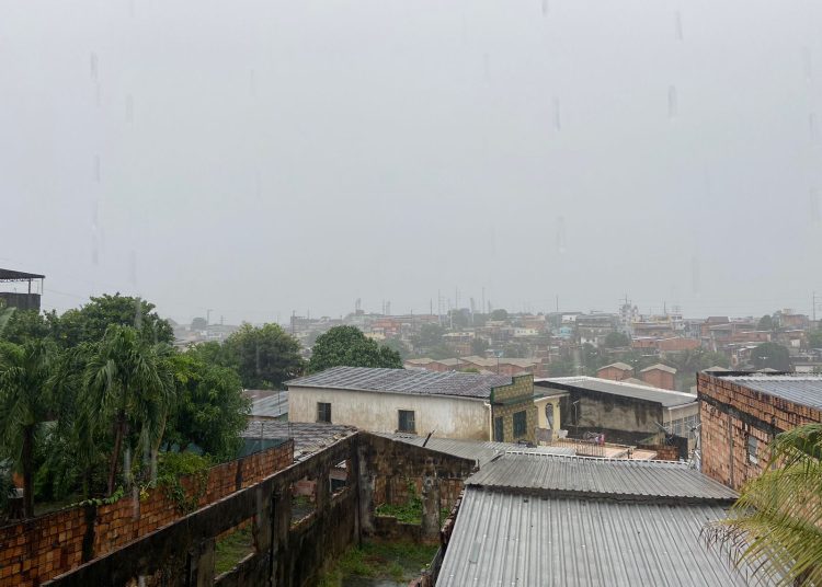 Manaus amanhece sob forte chuva nesta terça-feira de Carnaval