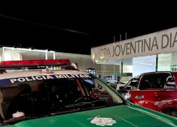 Mulher é baleada no pescoço pelo marido no bairro Compensa