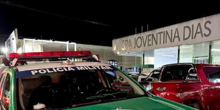 Mulher é baleada no pescoço pelo marido no bairro Compensa