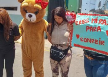 Policial se veste de urso, faz visita romântica, e prende mãe e filha traficantes