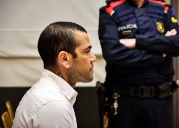 Daniel Alves é condenado a 4 anos e 6 meses de prisão por estupro de jovem em boate de Barcelona