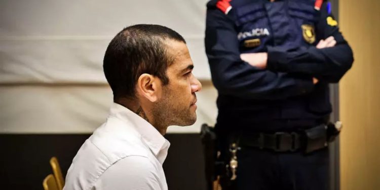 Daniel Alves é condenado a 4 anos e 6 meses de prisão por estupro de jovem em boate de Barcelona