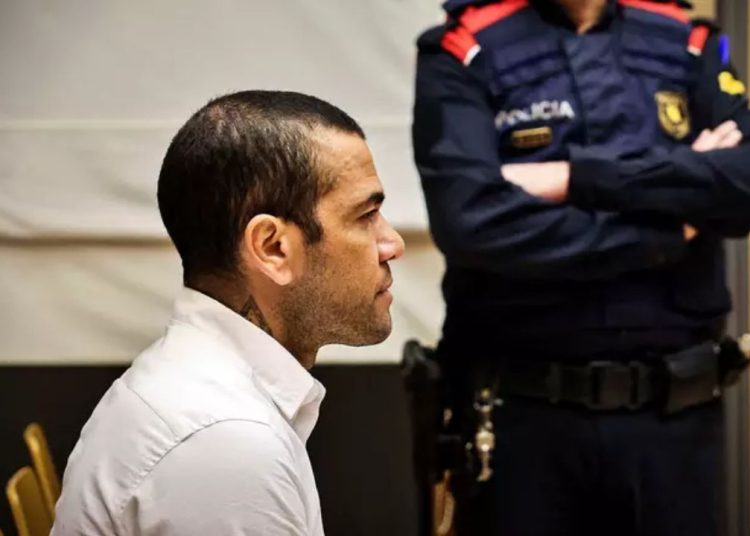 Daniel Alves é condenado a 4 anos e 6 meses de prisão por estupro de jovem em boate de Barcelona