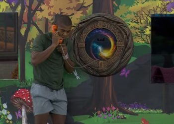 Davi atende o Big Fone, ganha imunidade e divide a casa em dois; VEJA O MOMENTO