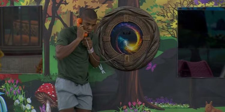 Davi atende o Big Fone, ganha imunidade e divide a casa em dois; VEJA O MOMENTO