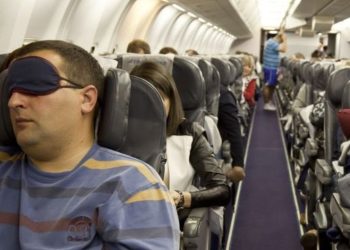 Avião dá meia volta após passageiro ‘peidar podre’ várias vezes