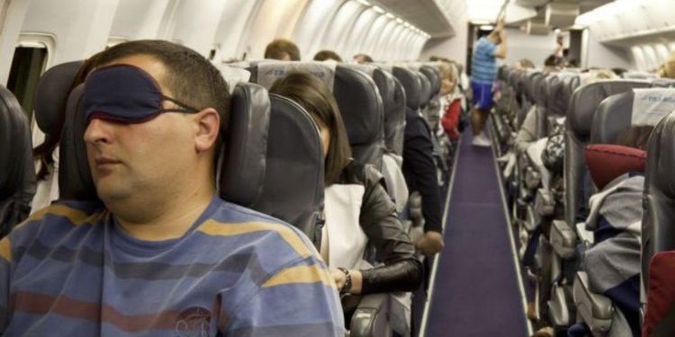 Avião dá meia volta após passageiro ‘peidar podre’ várias vezes