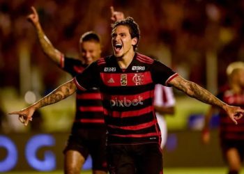 Flamengo vence Bangu e assume a liderança do Carioca