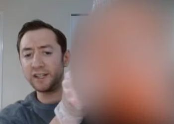 Cantor exibe a cabeça do pai decepada no YouTube