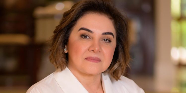 Maria do Carmo Seffair apresenta denúncia contra o prefeito David Almeida no MPE-AM