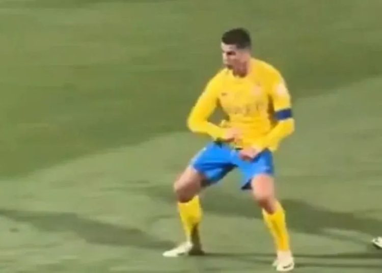 Cristiano Ronaldo é suspenso por gesto obsceno 