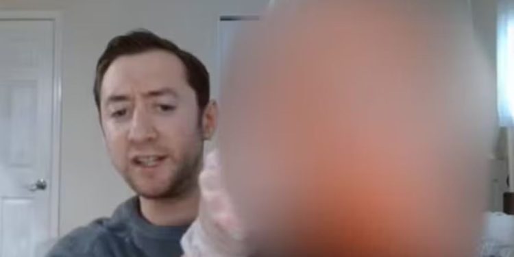 Cantor exibe a cabeça do pai decepada no YouTube