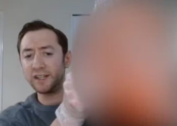 Cantor exibe a cabeça do pai decepada no YouTube