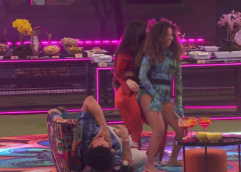 No BBB 24, Lucas Henrique observa Pitel dançar com Giovanna, suspira e abraça almofada