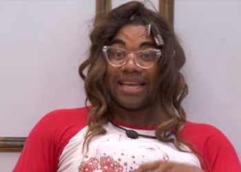 No BBB 24, Davi coloca roupas de Isabelle e brinca: ‘Grilo, grilo, venha aqui!’