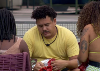 Web se diverte com reação de Lucas Henrique ao receber foto de família sem a mulher