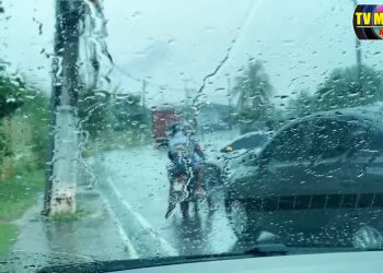 TEM QUE SER DE CANOA | Avenida Brasil alaga com as fortes chuvas em Manaus