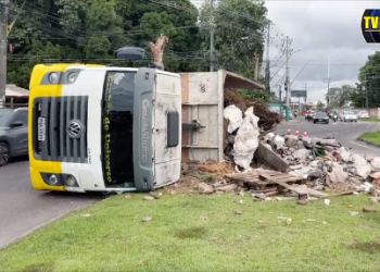 AGORA – Caçamba tomba na avenida Torquato Tapajós